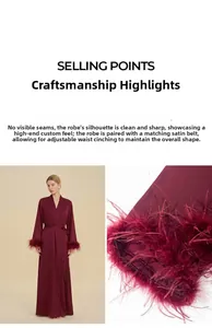 Détails du peignoir luxueux en satin bordeaux avec plumes aux manches et ceinture ajustable