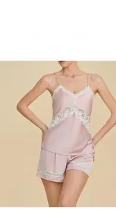 Détail de l'ensemble de pyjama en satin rose avec dentelle blanche et col en V