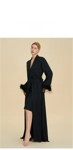 Peignoir long luxueux en soie noire avec bordure en plumes aux poignets et ceinture