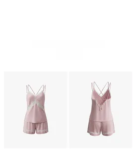 Détails d'un ensemble pyjama en satin rose avec bretelles croisées et dentelle