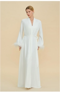 Peignoir luxueux en soie blanche avec d'élégants poignets en plumes et une ceinture