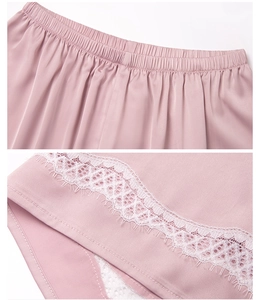 Détail du short de pyjama en satin rose avec taille élastique et bordure en dentelle
