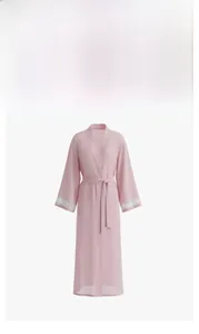 Dettaglio di una vestaglia lunga in chiffon rosa con rifiniture in pizzo bianco