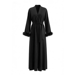 Peignoir long en satin noir de luxe pour femme avec d'élégantes bordures en plumes