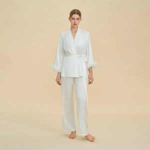 Pyjama élégant en satin blanc avec poignets en plumes amovibles et haut croisé noué