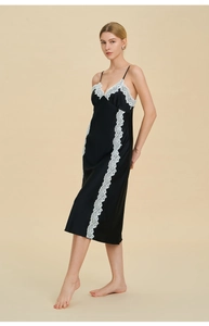 Dettaglio camicia da notte in seta nera con pizzo floreale bianco e scollo a V elegante