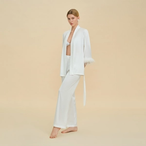 Pyjama chic en satin blanc avec poignets en plumes amovibles et pantalon long