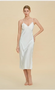 Dettaglio della camicia da notte in raso bianco con pizzo raffinato su scollo e lati