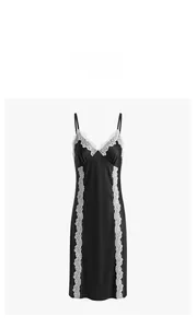 Dettaglio di una camicia da notte in raso nero con pizzo bianco a contrasto e spalline