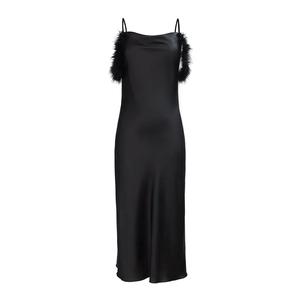 Robe nuisette élégante en satin noir avec bordure en plumes et coupe ajustée