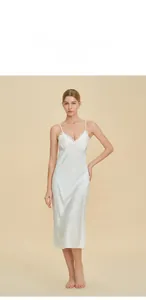 Elegante camicia da notte in raso bianco con pizzo delicato e spalline sottili setose