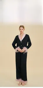 Pyjama noir élégant avec revers roses et bordure en plumes de luxe aux poignets et bas