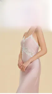 Detailansicht des hellrosa Satin-Nachthemds mit feiner weißer Blumen-Spitzenverzierung