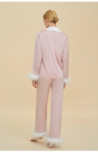 Vue détaillée du dos du pyjama en satin rose avec d'élégantes finitions en plumes blanches