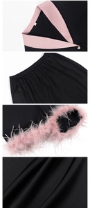 Détails du pyjama en satin avec col rose contrasté et bordure élégante en plumes
