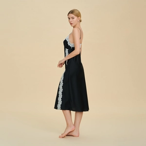 Nuisette élégante en satin noir pour femme avec dentelle blanche et fines bretelles