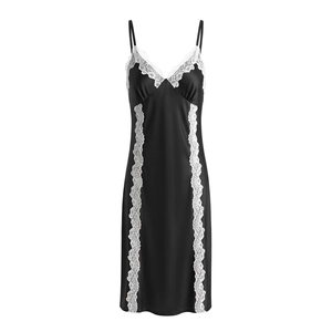 Elegante camicia da notte in raso nero con scollo a V e inserti in pizzo bianco