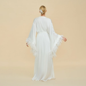 Peignoir long blanc en satin élégant avec bordure en plumes et ceinture, vue de dos
