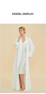Detalle del camisón de seda blanca con lujoso ribete de plumas en los puños