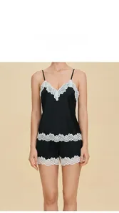 Vue détaillée du caraco et short en satin noir avec bordure en dentelle blanche
