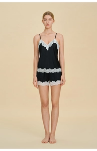 Détail de pyjama deux pièces en satin noir avec finitions en dentelle blanche élégante