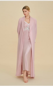 Dettaglio del set da notte in seta rosa con pizzo bianco e vestaglia lunga in raso lucido