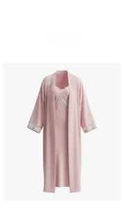 Dettaglio del set da notte in raso rosa con pizzo floreale su maniche e scollatura