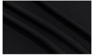 Vue macro d'un tissu de pyjama noir en dentelle avec une texture fine et un beau drapé