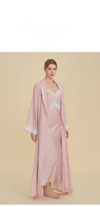 Dettagli in pizzo su camicia da notte e vestaglia in raso rosa su modella