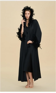 Peignoir luxueux en satin noir à capuche avec bordure en plumes amovibles aux poignets