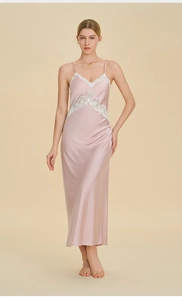 Détail de nuisette en soie rose avec dentelle florale blanche et fines bretelles