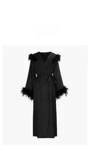 Détails du peignoir de luxe en satin noir avec poignets en plumes et ceinture assortie
