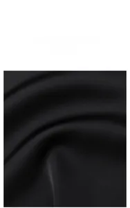 Détail du tissu en satin noir luxueux avec texture de soie et drapé élégant pour robe