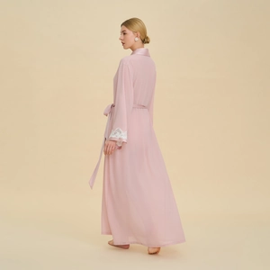 Accappatoio lungo in raso rosa da donna con polsini in pizzo bianco e cintura in vita
