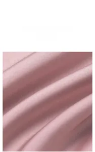 Vue macro détaillée du tissu en satin rose soyeux avec une texture brillante élégante