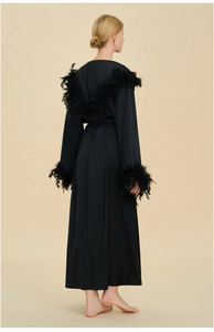 Peignoir long luxueux en satin noir avec des plumes élégantes aux manches et au dos