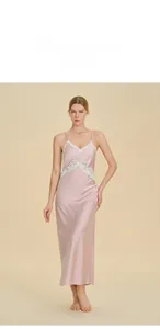 Détail d'une nuisette élégante en satin à col en V avec dentelle et dos nu sophistiqué