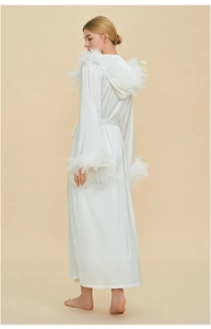 Peignoir de luxe en satin blanc avec plumes amovibles sur la capuche et les poignets