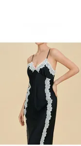 Dettaglio della camicia da notte in raso nero con pizzo bianco sulle ciglia e scollo a V