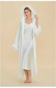 Vue détaillée du peignoir en satin blanc avec plumes et robe nuisette assortie