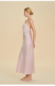 Détail d'une nuisette en satin rose avec dentelle blanche élégante et dos nu raffiné