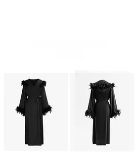 Vues avant et arrière détaillées du peignoir noir en soie avec bordure en plumes de luxe