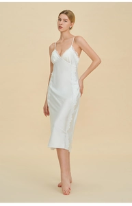 Dettaglio di una camicia da notte in seta bianco perla con pizzo floreale e scollo a V