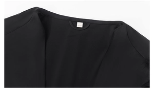 Détail de l'encolure et de l'étiquette One Size sur le peignoir de luxe noir à plumes