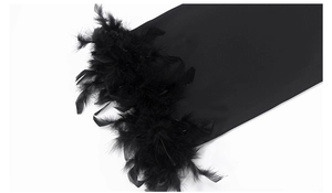 Détail de peignoir de luxe avec bordure en plumes noires amovibles et tissu satiné