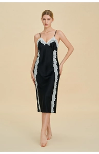 Dettaglio della camicia da notte in raso nero con pizzo bianco e scollo a V profondo