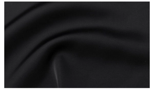 Gros plan sur un tissu noir de qualité supérieure avec une texture lisse et fluide