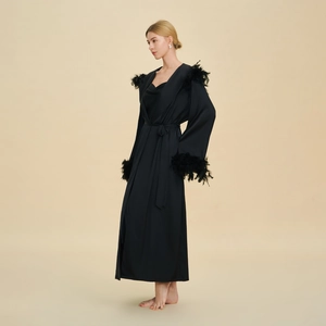 Peignoir de luxe en satin noir avec bordure élégante en plumes aux manches et épaules