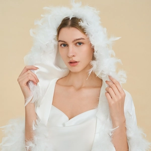 Peignoir de luxe en satin blanc avec capuche et bordure en plumes élégante aux manches
