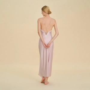 Nuisette en satin rose avec bretelles croisées dos nu et bordure en dentelle blanche élégante